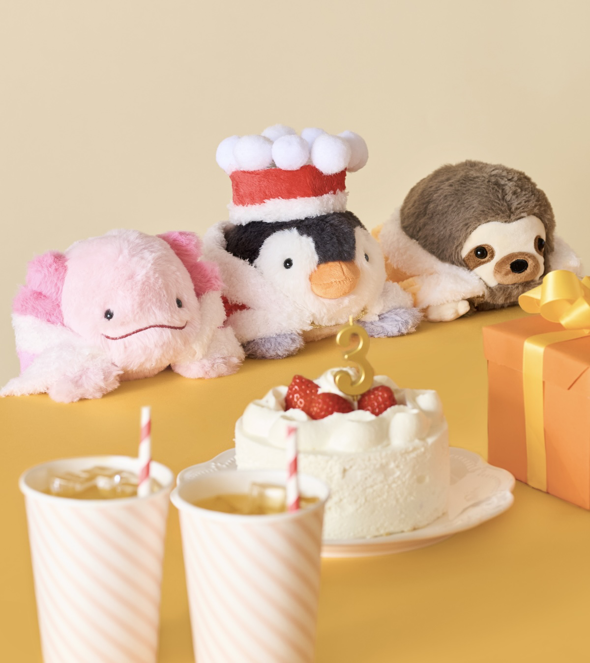 上位3匹のぬいぐるみとお祝いケーキの記念写真