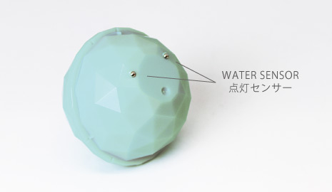 底部的金属感应器接触水后,将自动点亮投影灯。