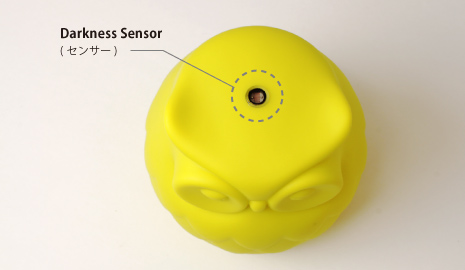  本体天面にあるセンサーが部屋の暗さに反応し、LEDが点灯します。